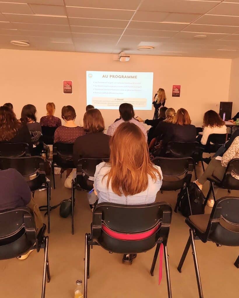Salle_conference_argent_au_feminin_entreprendre_sepanouir salle de conférence presentation L'Alliage journée dédiée aux entrepreneures pour parler argent au féminin : entreprendre & s'épanouir